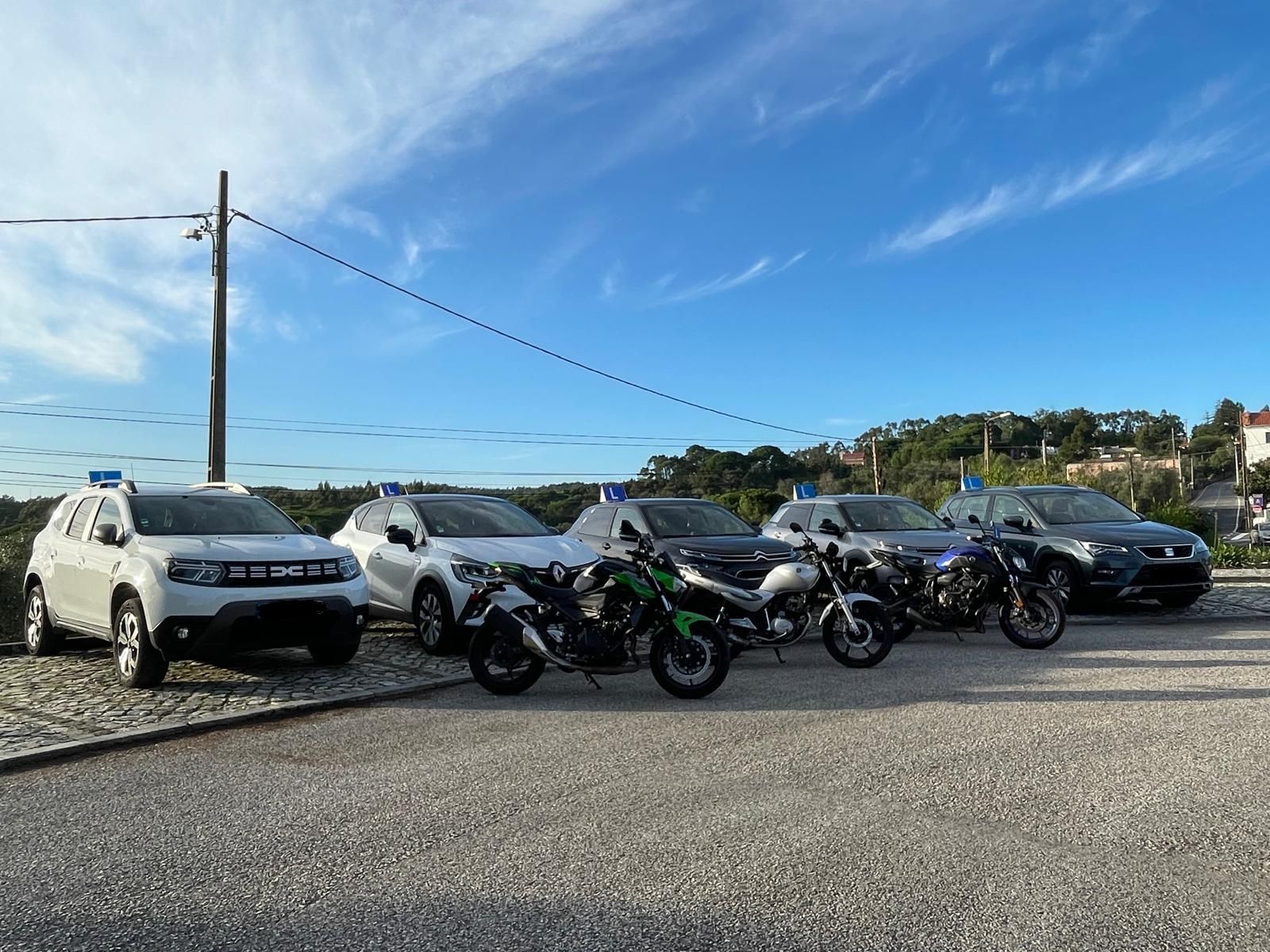 Todos os carros e motas da escola