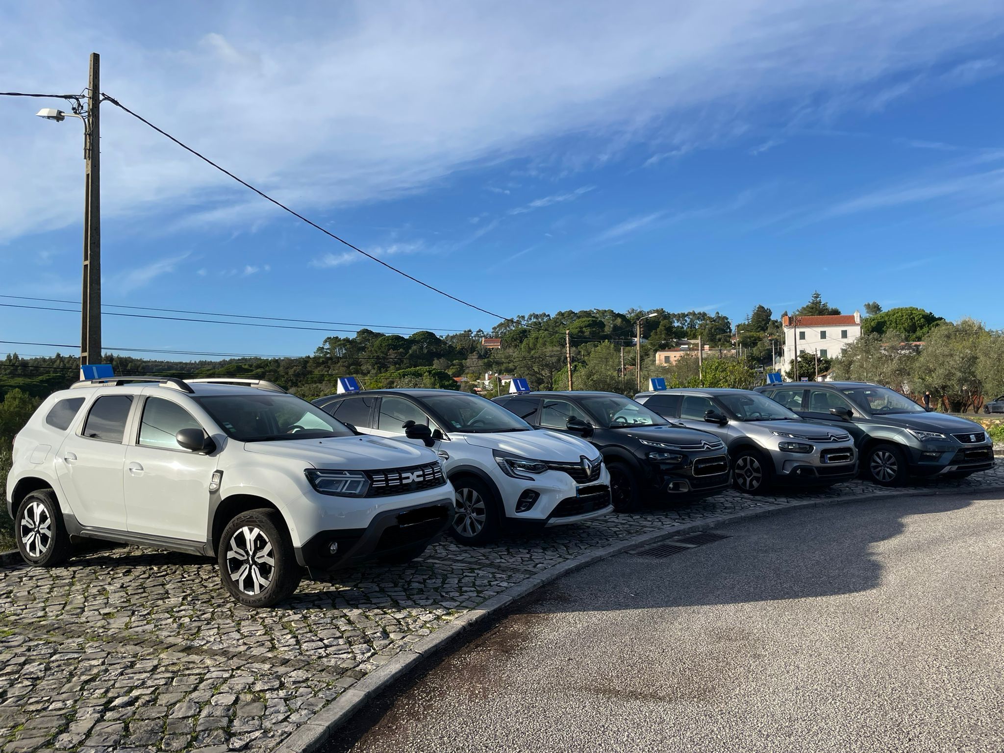 Frota completa de carros da escola