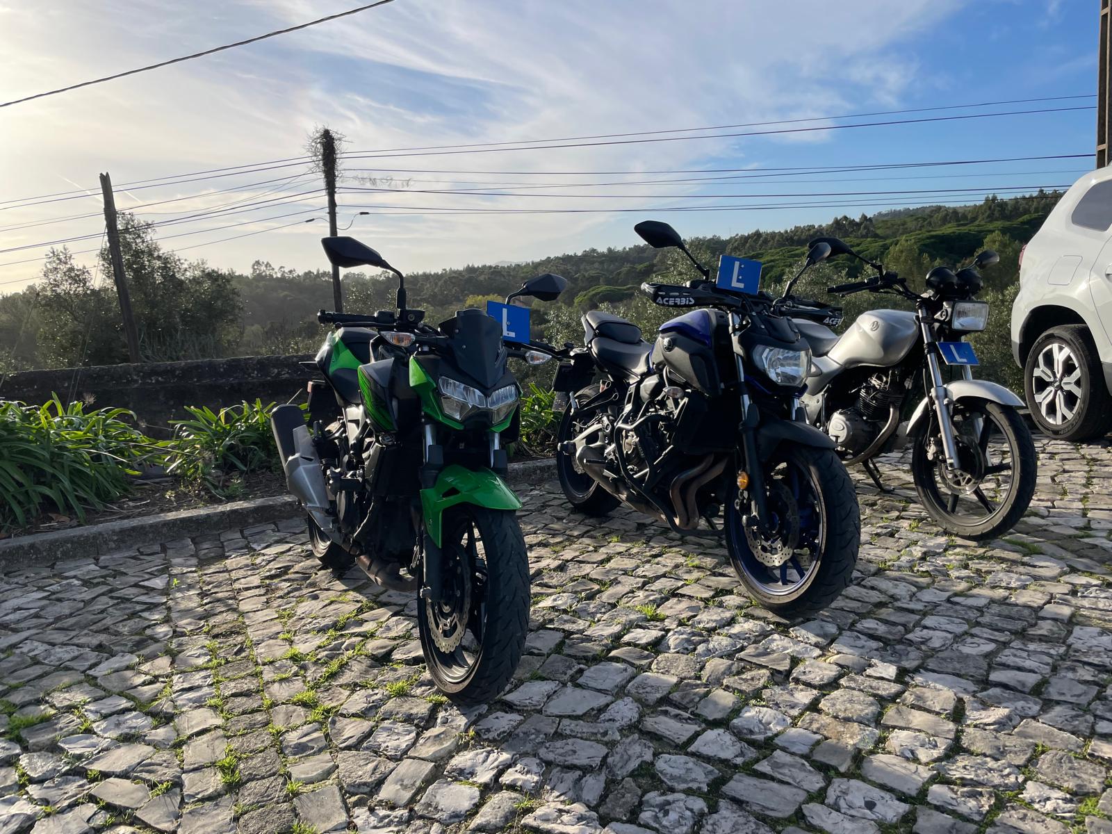 Conjunto de motas da escola