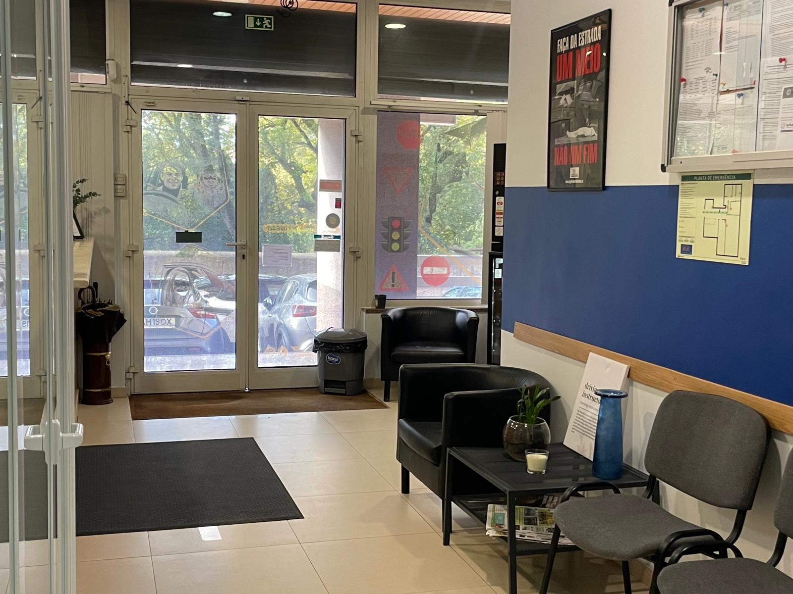 Entrada da escola noutro ângulo